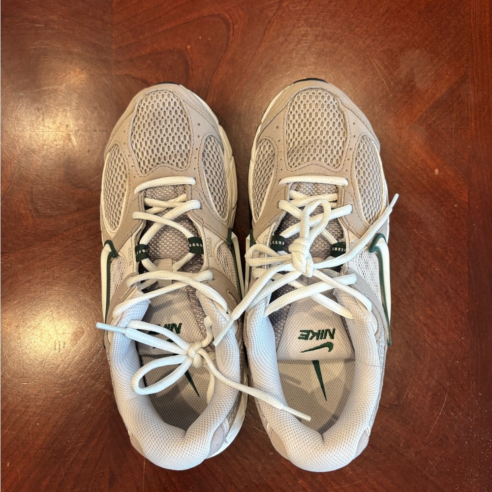 Nike V5 Men’s 7.5/Women’s 9